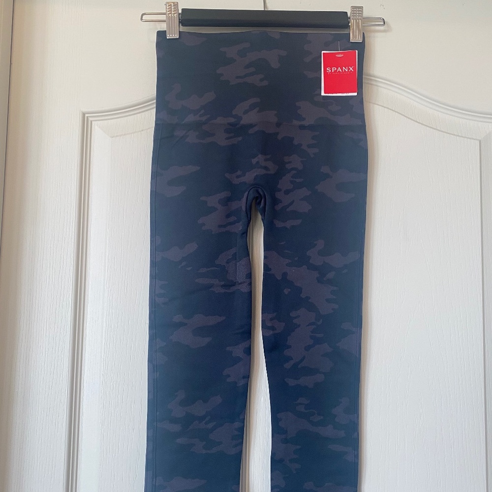 Spanx Black Camo Leggings NWT Size Small